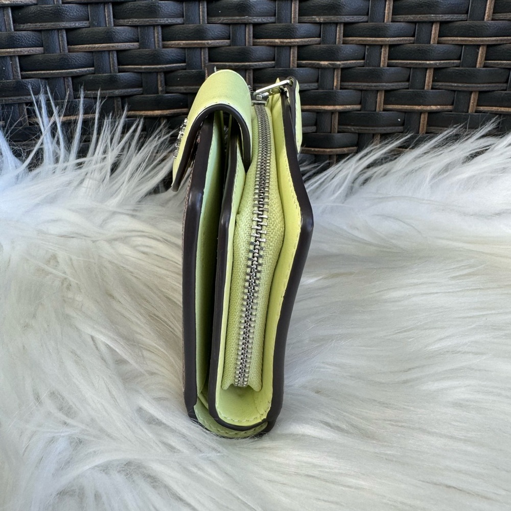 Medium Corner Zip Wallet In Signature Canvas - Picture 4 of 4